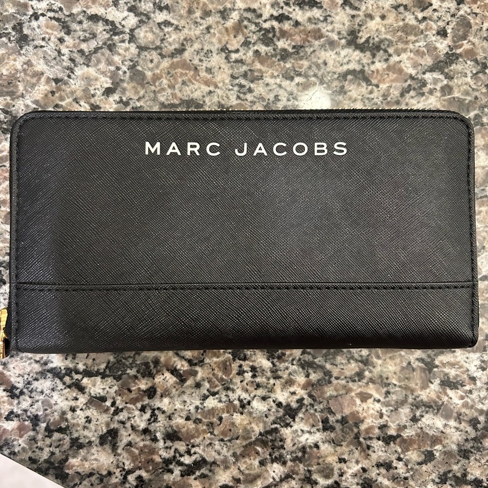 Marc Jacobs – Branded Saffiano Standard Continental Wallet